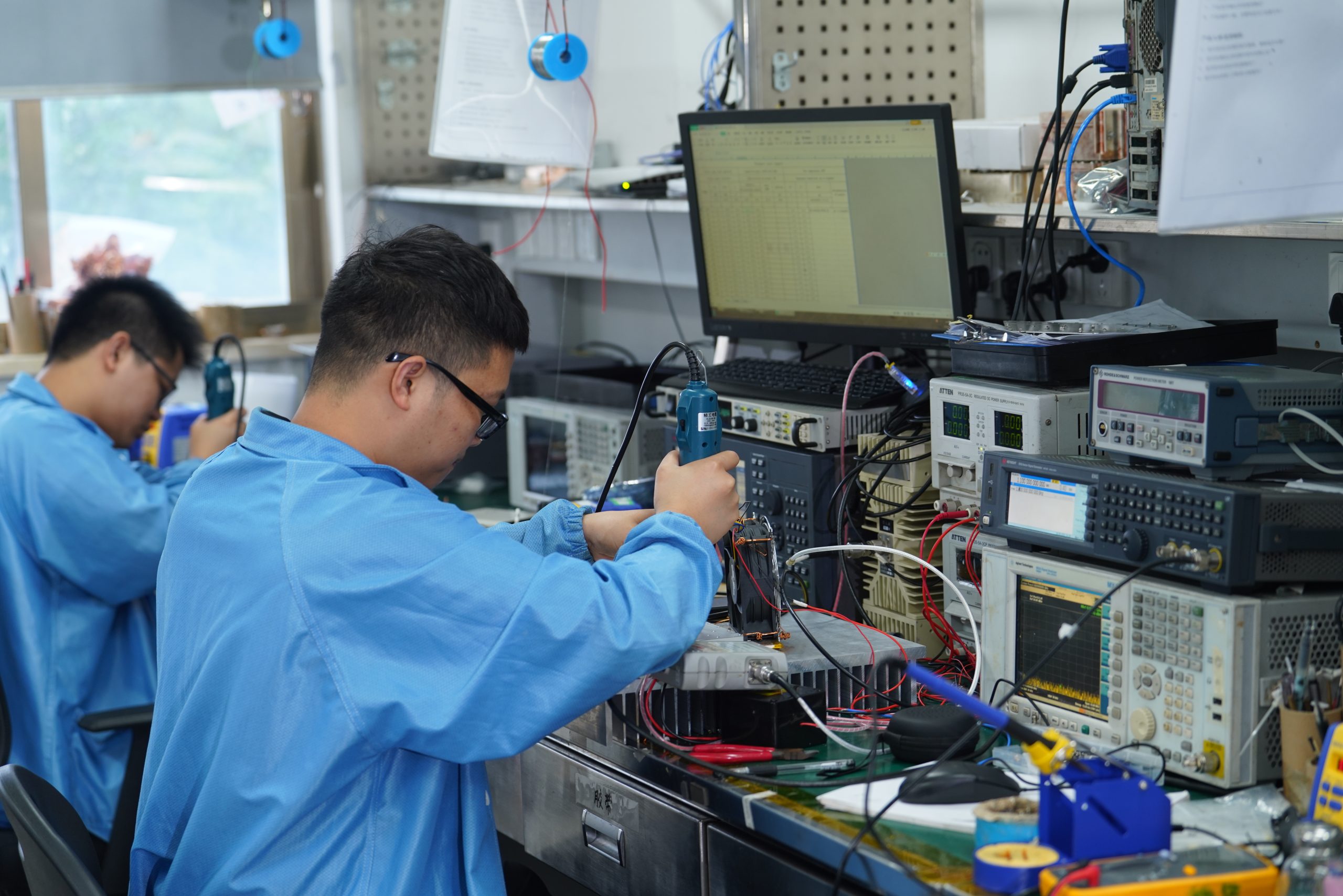 Broadband communications front-end rack with RF power amplifier modules and cabling