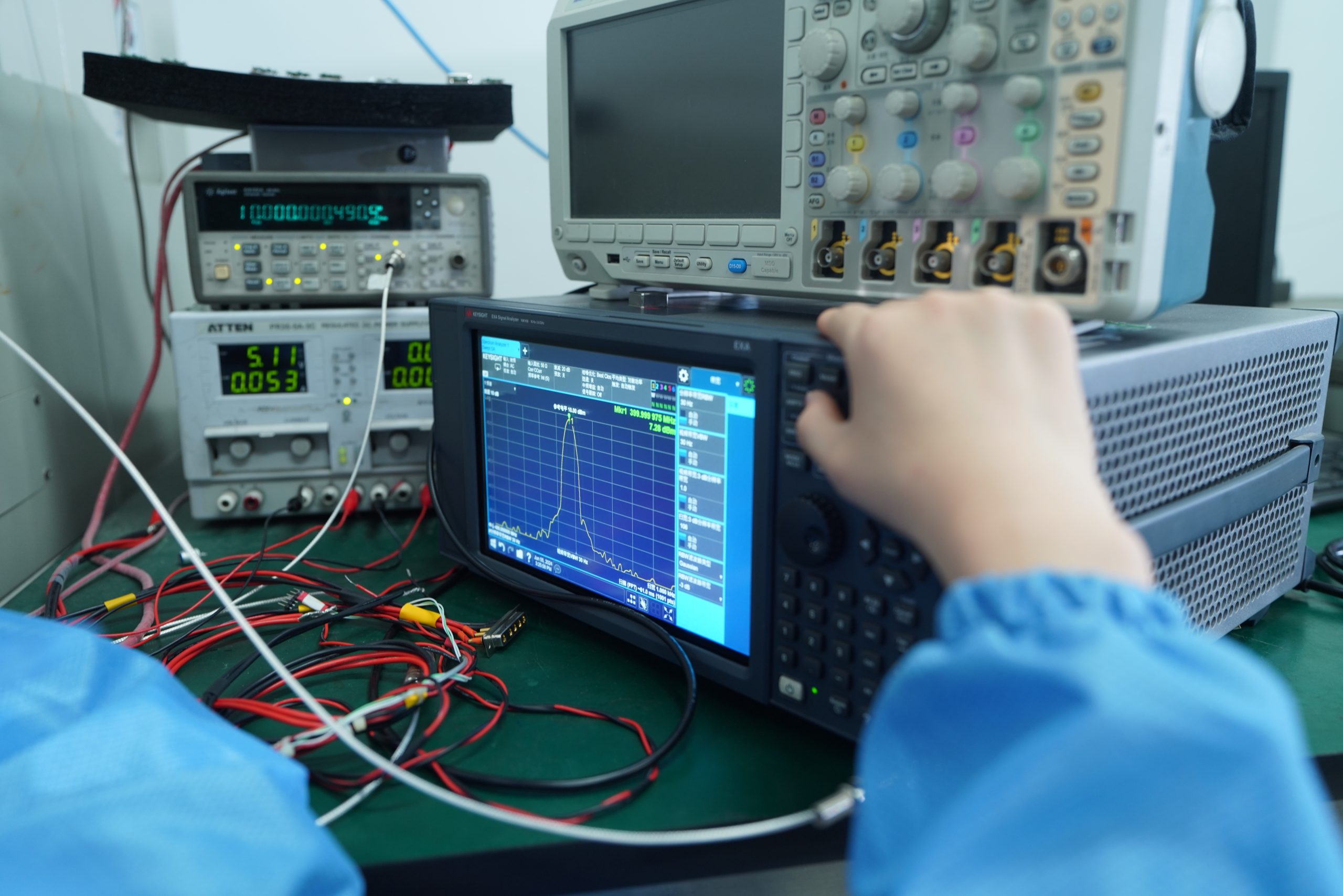 RF power amplifier in laboratory test bench setup — 30W to 100W ATE and evaluation scenarios