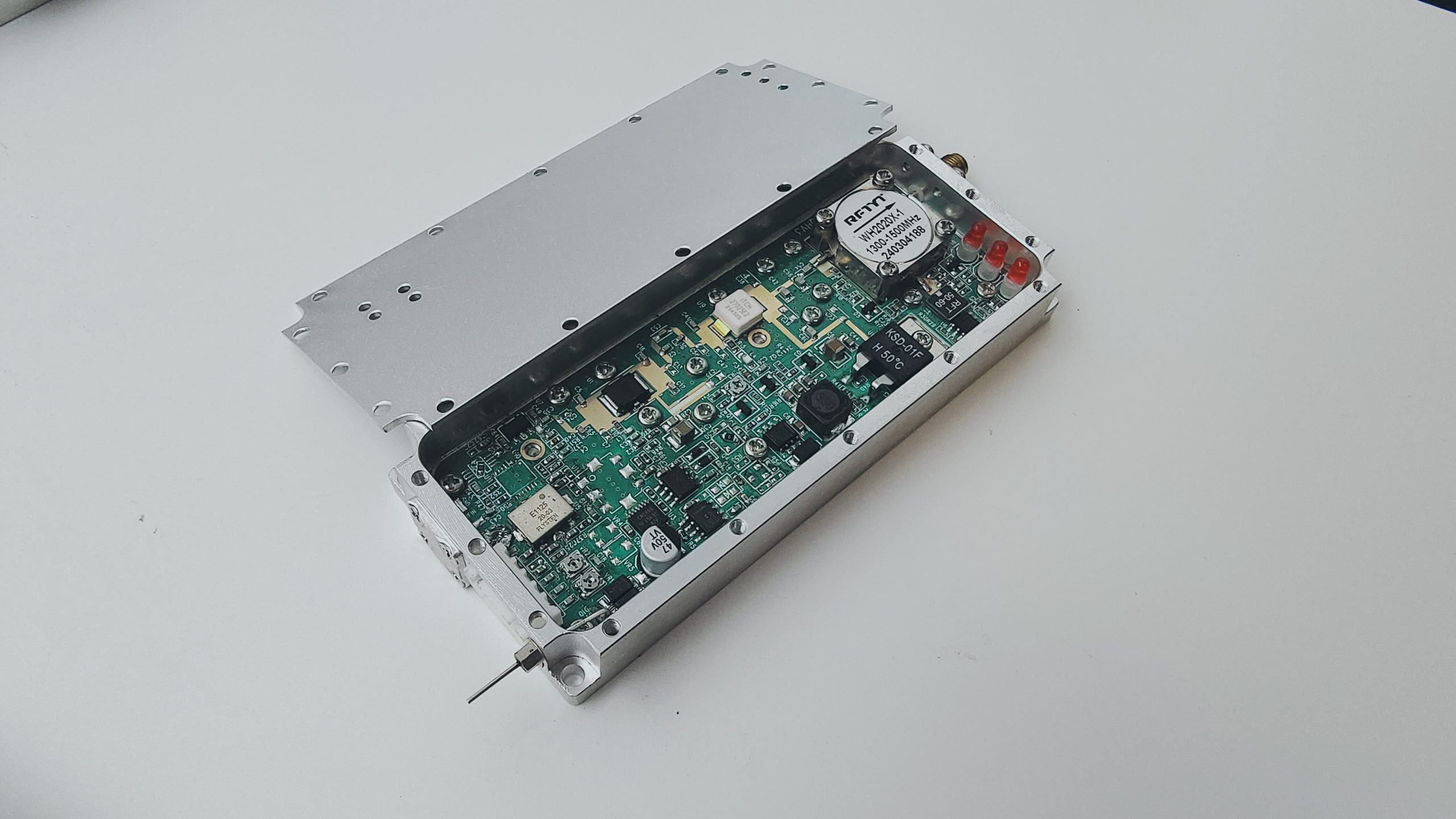 300-2700 MHz wideband RF power amplifier platform for broadband system integration